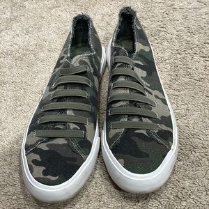 Rocket dog Camo slip on